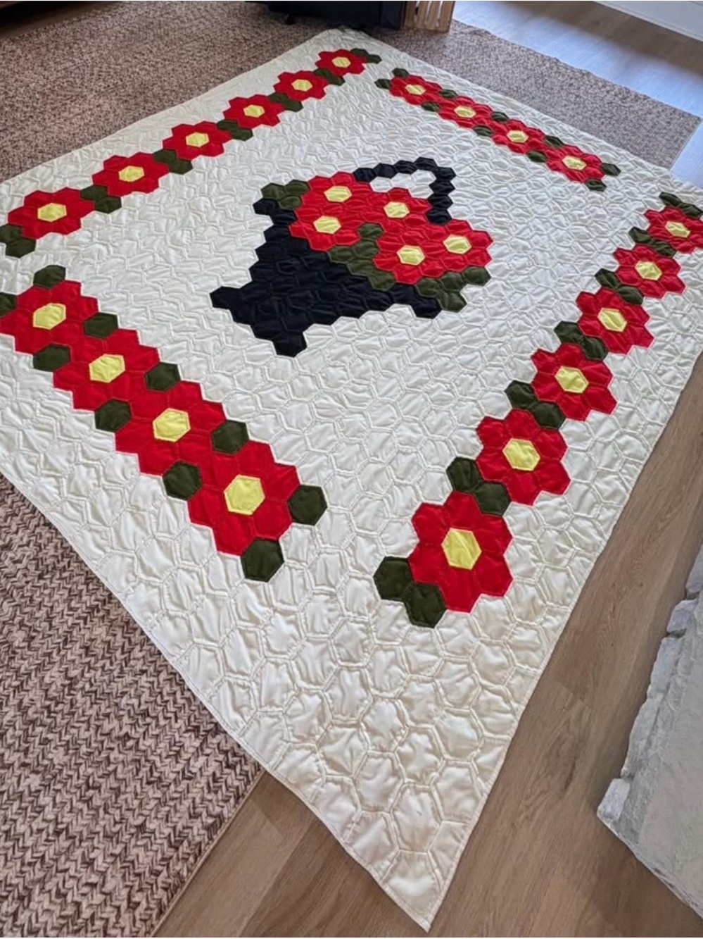 Handmade Vintage Floral Basket of Flowers Quilt - White, Red, Black - Picture 2 of 10